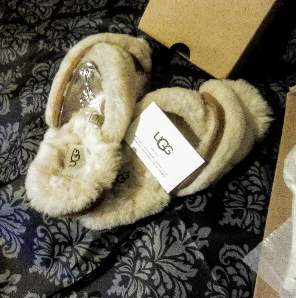 NEW/in box UGG Fur SLIPPERS/SANDALS/SHOES size 7